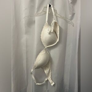 Elegant Cream Lace Bra. Size 38C.